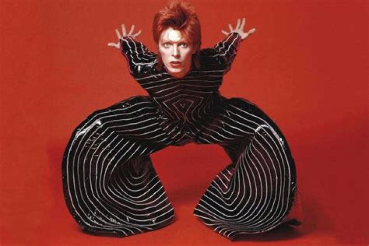 18 Vintage Photos Capture The Iconic Androgynous Style of David Bowie