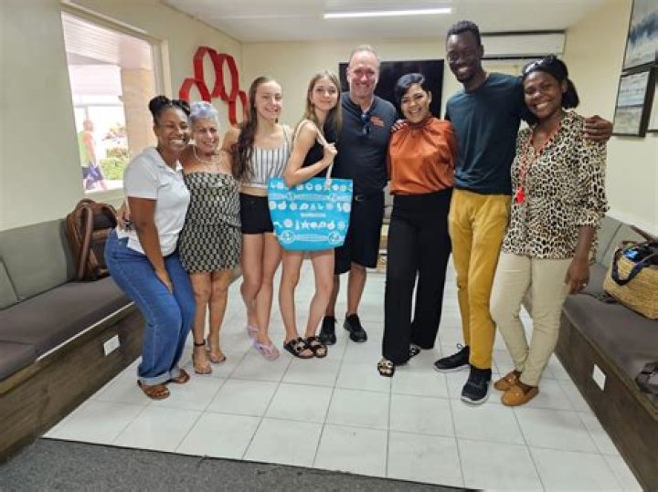 2 Montreal teens hailed as heroes for rescuing drowning couple in Barbados