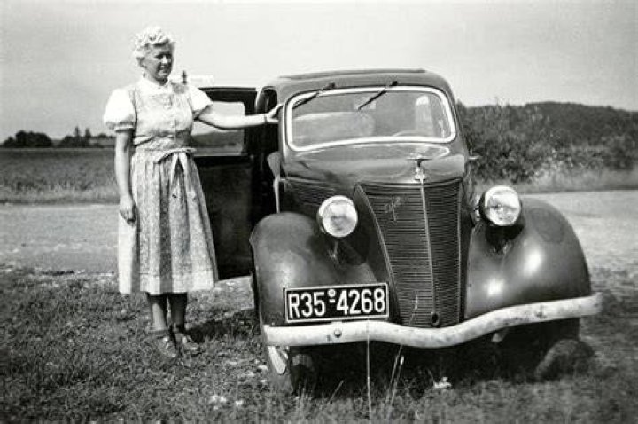 32 Cool Snaps That Capture Women Posing With Their Fords in the 1950s