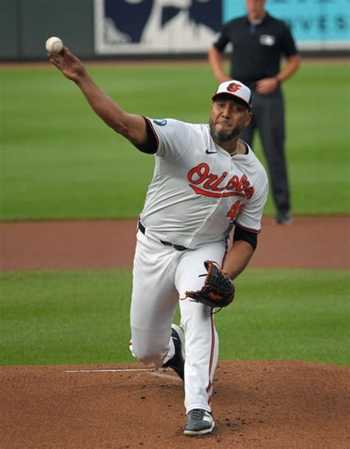 Albert Suarez pitches against the Chicago Cubs at AT&T Park on May 20