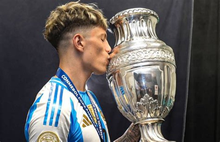 Alejandro Garnacho renov&oacute; con el Manchester United para crear