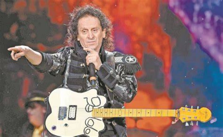 Alex Lora prepara canci&oacute;n dedicada a los muertos por Covid19
