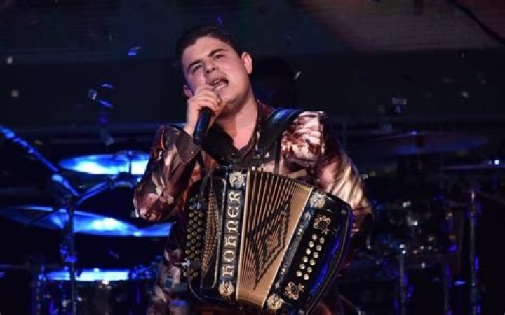 Alfredo Olivas con excelente video, "Volver&acute;" Vida Latina