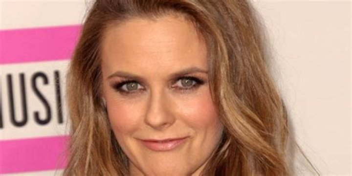 Alicia Silverstone Age, Birthday, Bio, Facts & More Famous