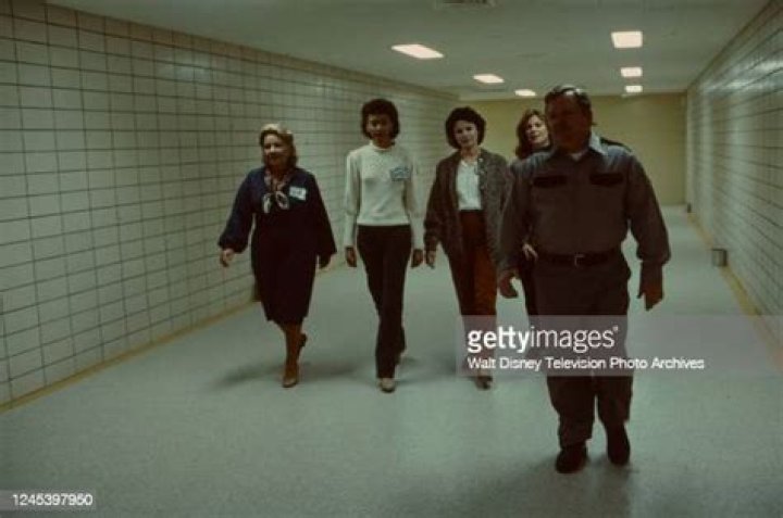 Annabelle Weenick, Cyndi James Gossett, Dianne Wiest, Deborah... News