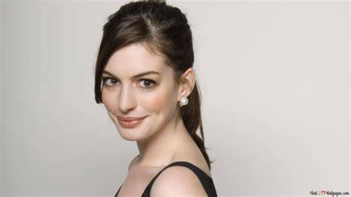 Anne Hathaway dej&oacute; catolicismo por amor a hermano gay Homosensual