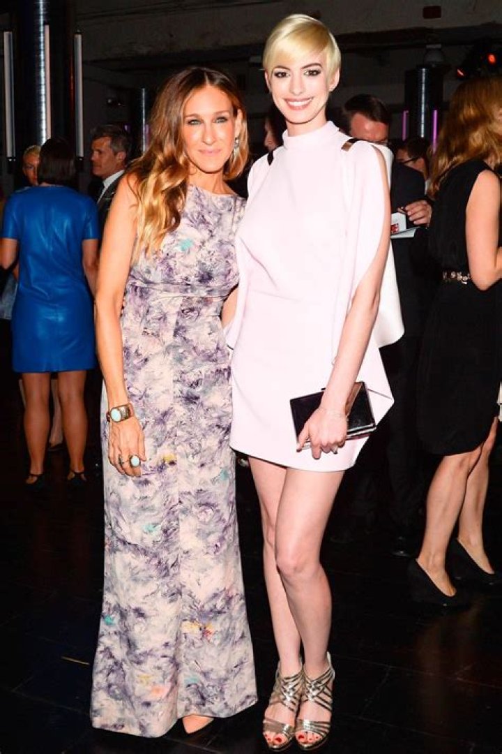 Anne Hathaway Parties With SJP At Glitzy Artists Dinner