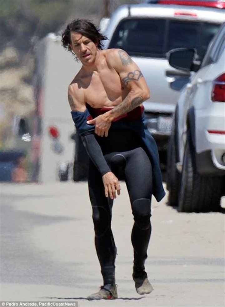 Anthony Kiedis shows off muscular beach body in Malibu Daily Mail Online
