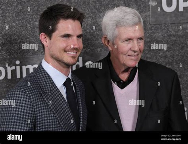Are Robbie Amell & Stephen Amell Related? You're A Smart One, Aren't Ya
