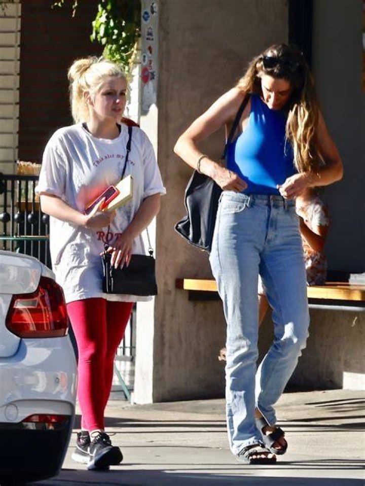 Ariel Winter sports a casual look while stepping out for a lunch date
