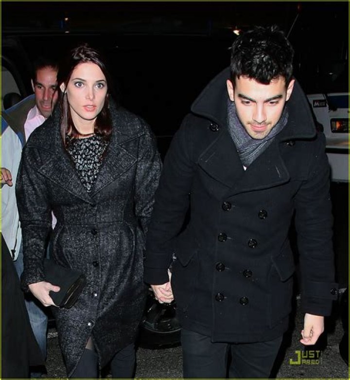 Ashley Greene Keeps Quiet about Joe Jonas Relationship Photo 398102