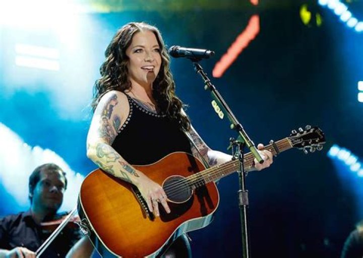 Ashley McBryde 🔥 Girl celebrities, Fine woman, Best friend poses