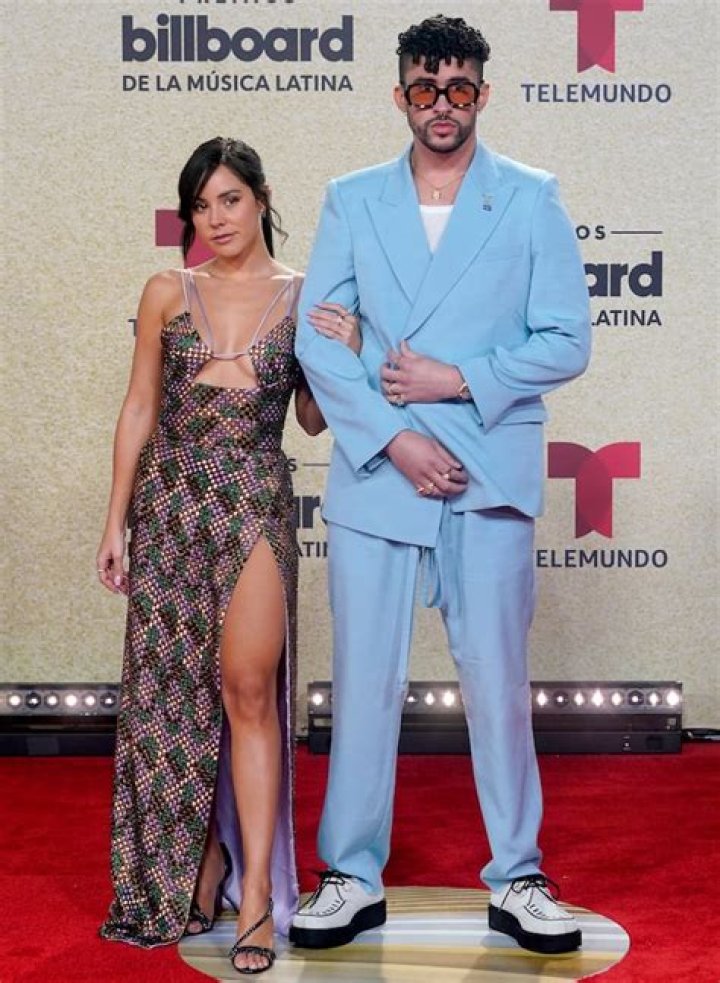 Bad Bunny desfila con su novia por la alfombra de los Billboard
