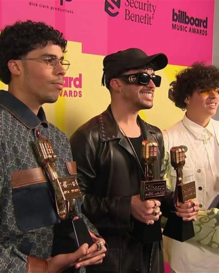 Bad Bunny family in detail mother, father, brothers, girlfriend