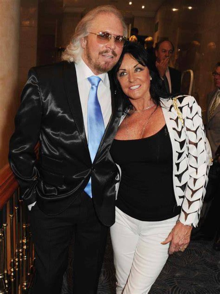 Barry Gibb & His Wife of 52 Years Have 5 Kids & 7 Grandkids He Prays