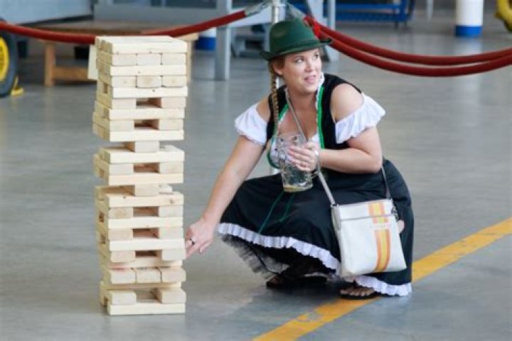 Beer, sausages, dirndl, and hats (11 Oktoberfest photos) Photo Gallery