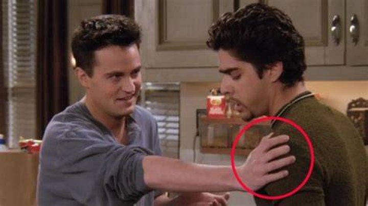 Best 25+ Matthew perry finger ideas on Pinterest Friends gif, Joey
