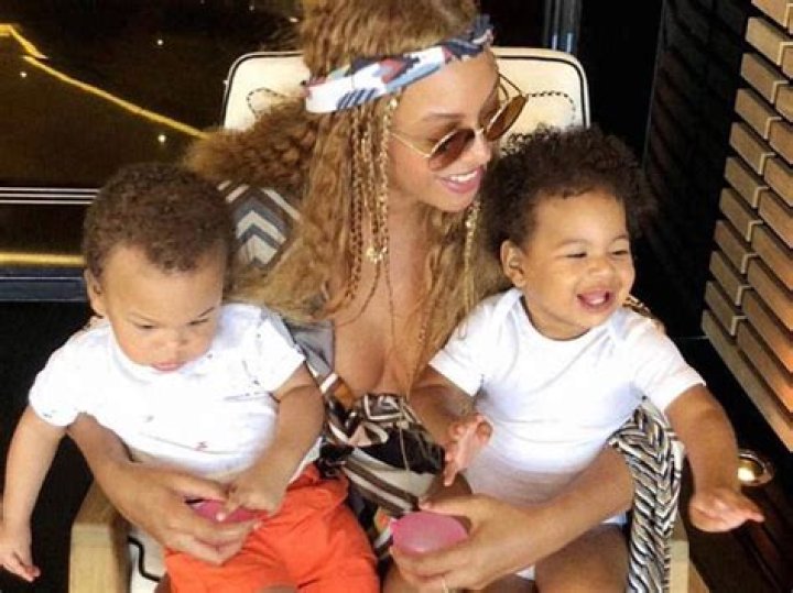 Beyonc&eacute; compartilha foto rara dos filhos g&ecirc;meos, Rumi e Sir Carter E