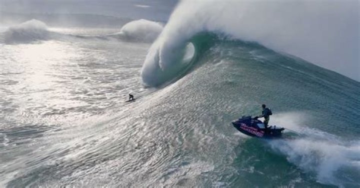 Big Waves in arrivo a Nazar&eacute;, parola di Garrett McNamara Pointbreak