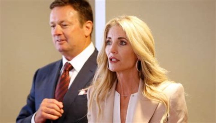 Bob Stoops is Married to Wife Carol Stoops. Kids.