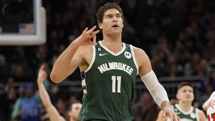 Brook Lopez's brother, wife, net worth, height, ethnicity, parents