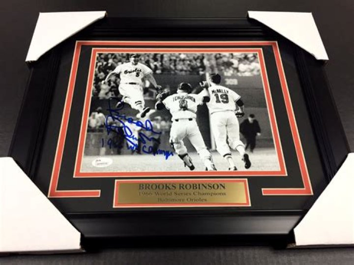 Brooks Robinson Autographed Picture 8x10