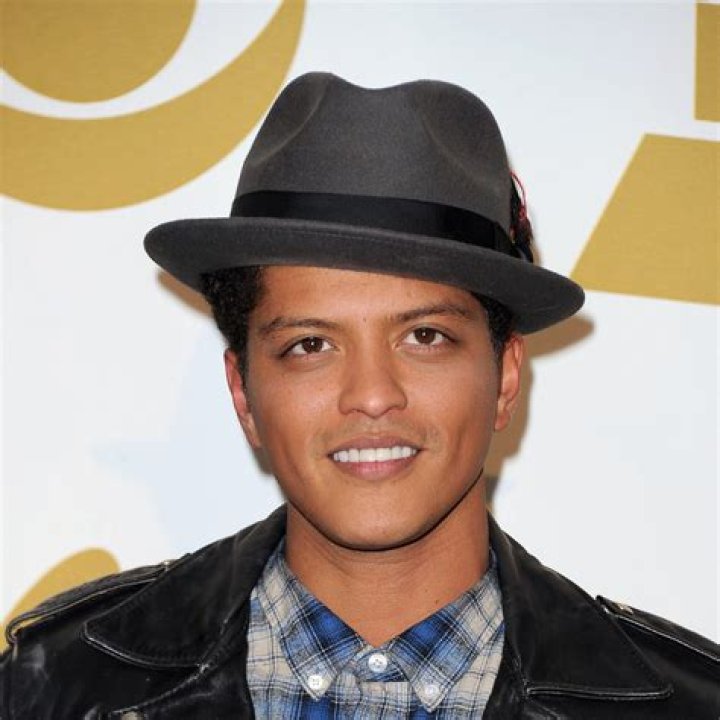 Bruno Mars Age, Real Name, Net Worth, Wife, Movie, Height & Popular