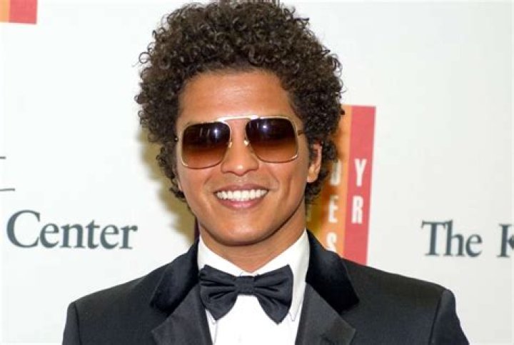 Bruno Mars Bio, Net Worth, Dating, Girlfriend, Family, Parents