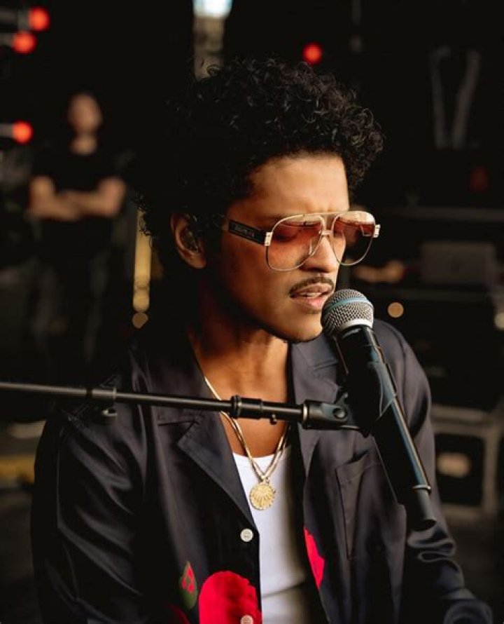 Bruno Mars Biography, Age, Boyfriend, Family Famous Biography