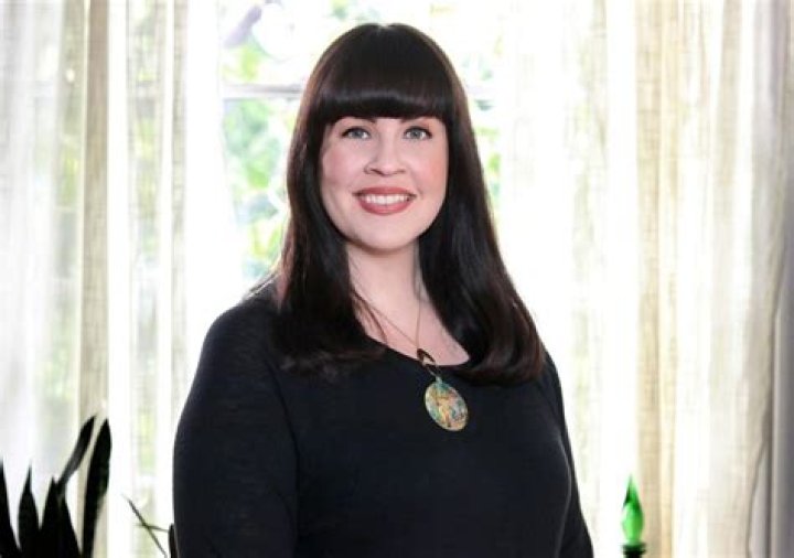 Caitlin Doughty Bio, Affair, Single, Net Worth, Ethnicity, Salary, Age