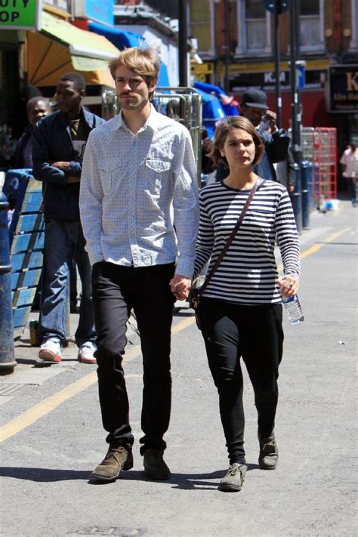 Caitlin Stasey Age, Height, Boyfriend, Dating, Husband, Net Worth
