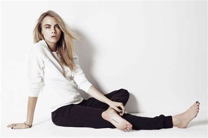 Cara Delevingne Pies de mujer, Cara delavinge, Mujeres famosas