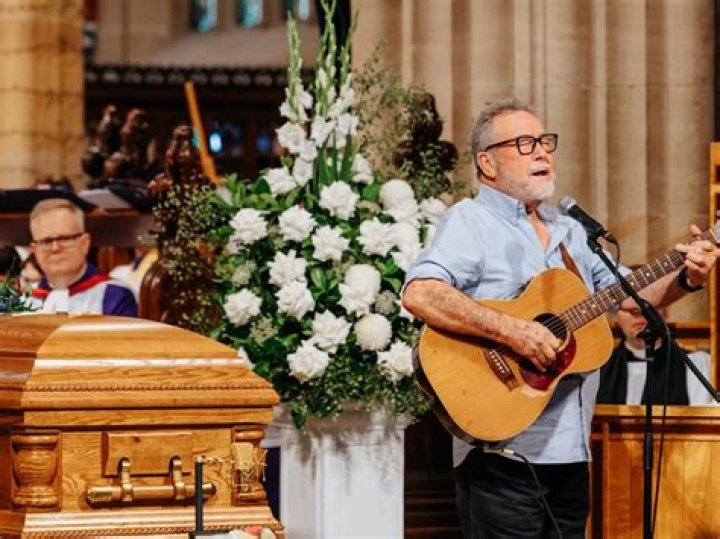 Carin Le&oacute;n Sings His Heart Out In Tragic 'Cobarde' Music Video
