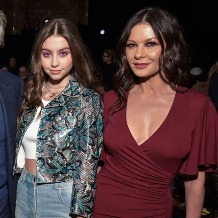 Catherine ZetaJones’ 17YearOld Daughter Carys Stuns In New Pic And