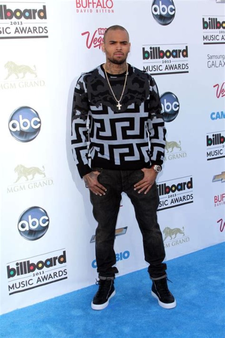 Chris Brown Height How Tall is The American SingerSongwriter? Hood MWR