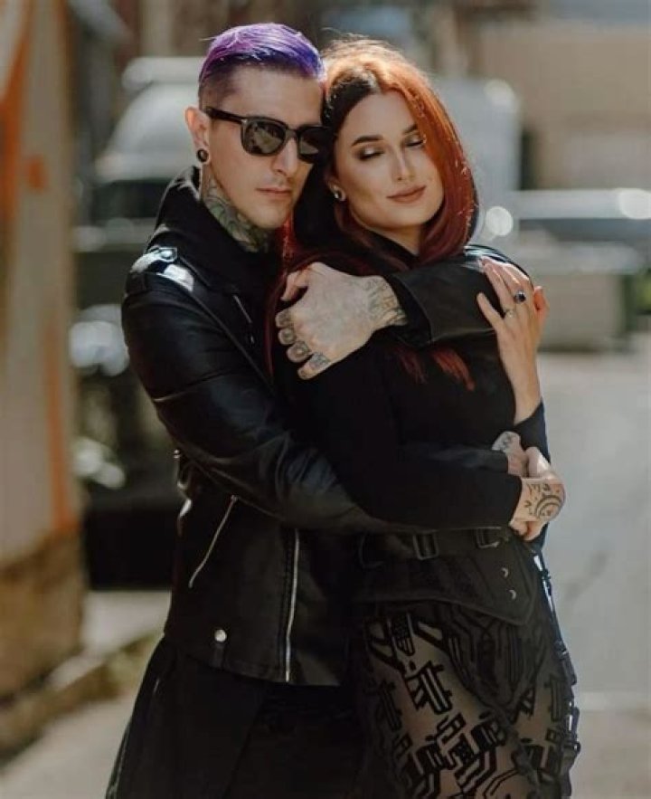 Chris Motionless, Relationship With Girlfriend Artistic And Rare!