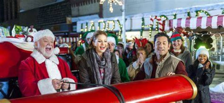 Christmas Under Wraps (2014)