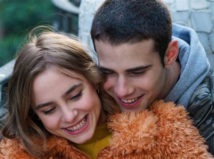 clara galle y julio pe&ntilde;a in 2022 Famous couples, Video romance, Girl gifs