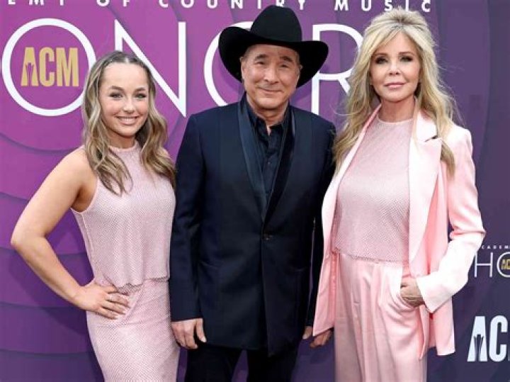 Clint Black Biography Wiki, Wife, Daughter, Net Worth, Family