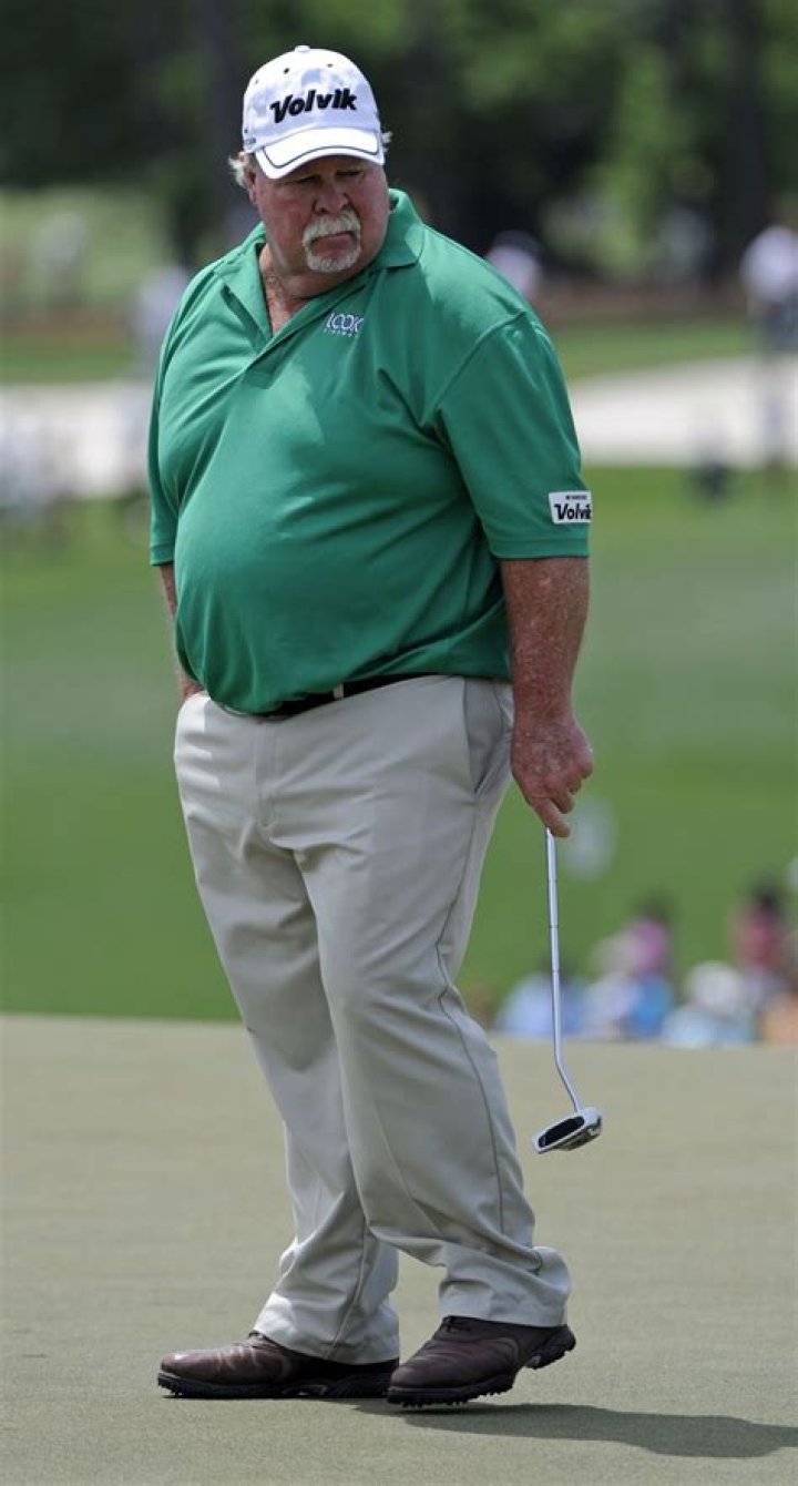 Craig Stadler walks on the No. 9 green during the second round of the