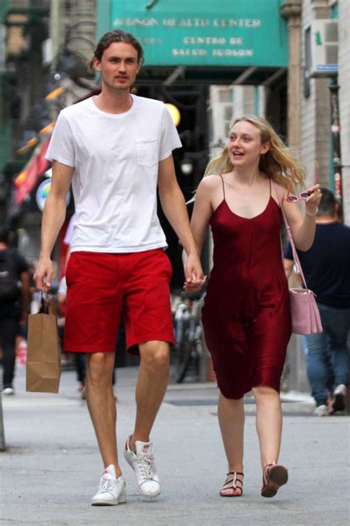 Dakota Fanning and Henry Frye Lunch Together in NYC Dakota Fanning