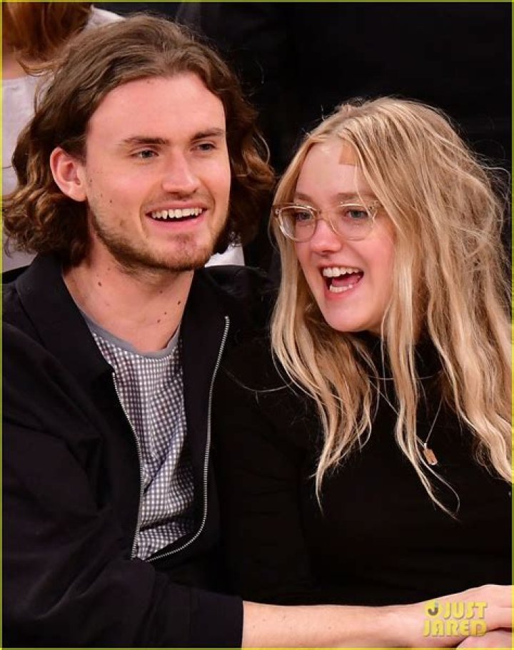 Dakota Fanning and Her Boyfriend Out in NYC July 2014 &bull; CelebMafia