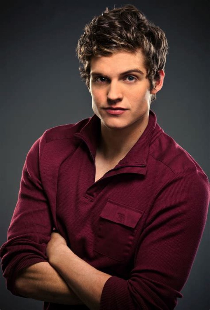 Daniel Sharman Issac Lahey. what a cute smile! Wavy Hair Men, Haircuts