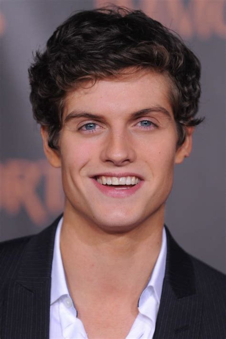 Daniel Sharman's height, weight. His secret to a body