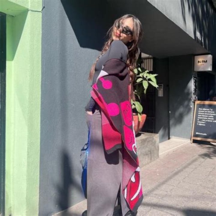 Danna Paola luci&oacute; el pants de cintura alta m&aacute;s c&oacute;modo para estar en