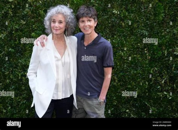 Debra Winger goes gray in 2023 Debra winger, Old hollywood, Cool outfits