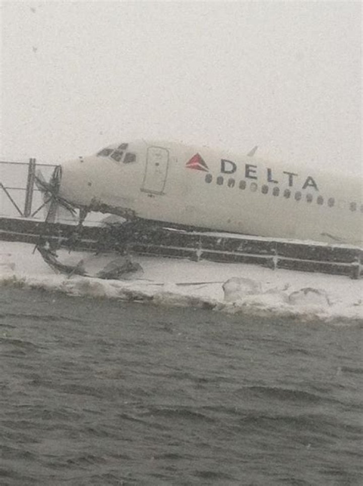 Delta Airlines Flight 1086 Skids Off Laguardia Runway 13, Cr