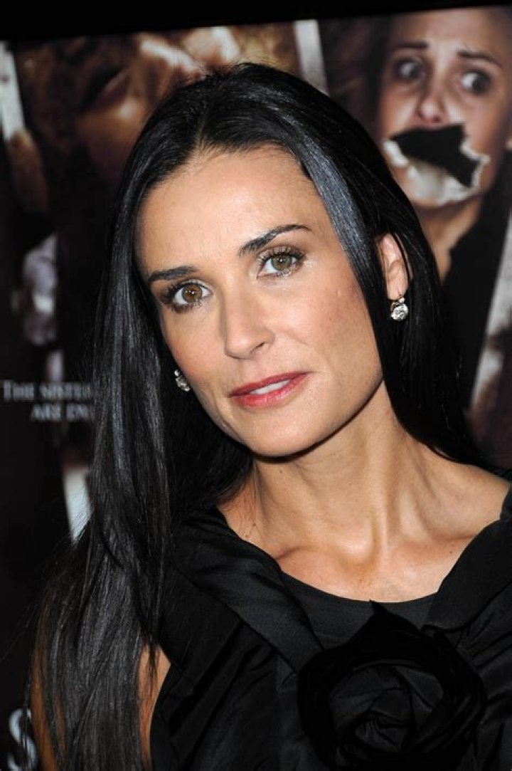 Demi Moore confiesa infidelidad a su primer esposo justo un día antes
