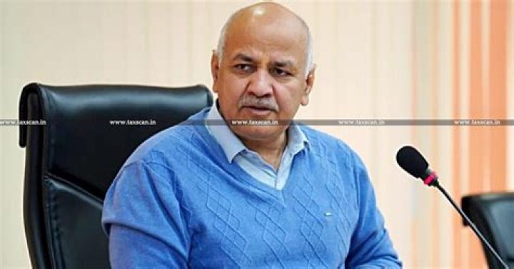 Deputy Chief Minister Manish Sisodia with his Wife get his first dose