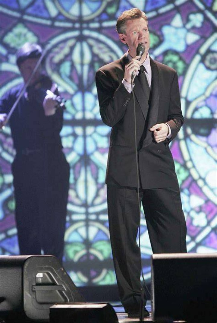 Doctors Singer Randy Travis awake after stroke